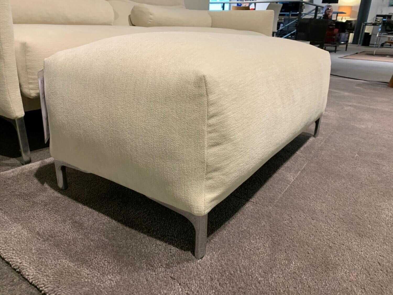 Sofa Avalanche Stoff Wollweiß 8141 Füße Aluminium Poliert mit Hocker und Ablagetisch