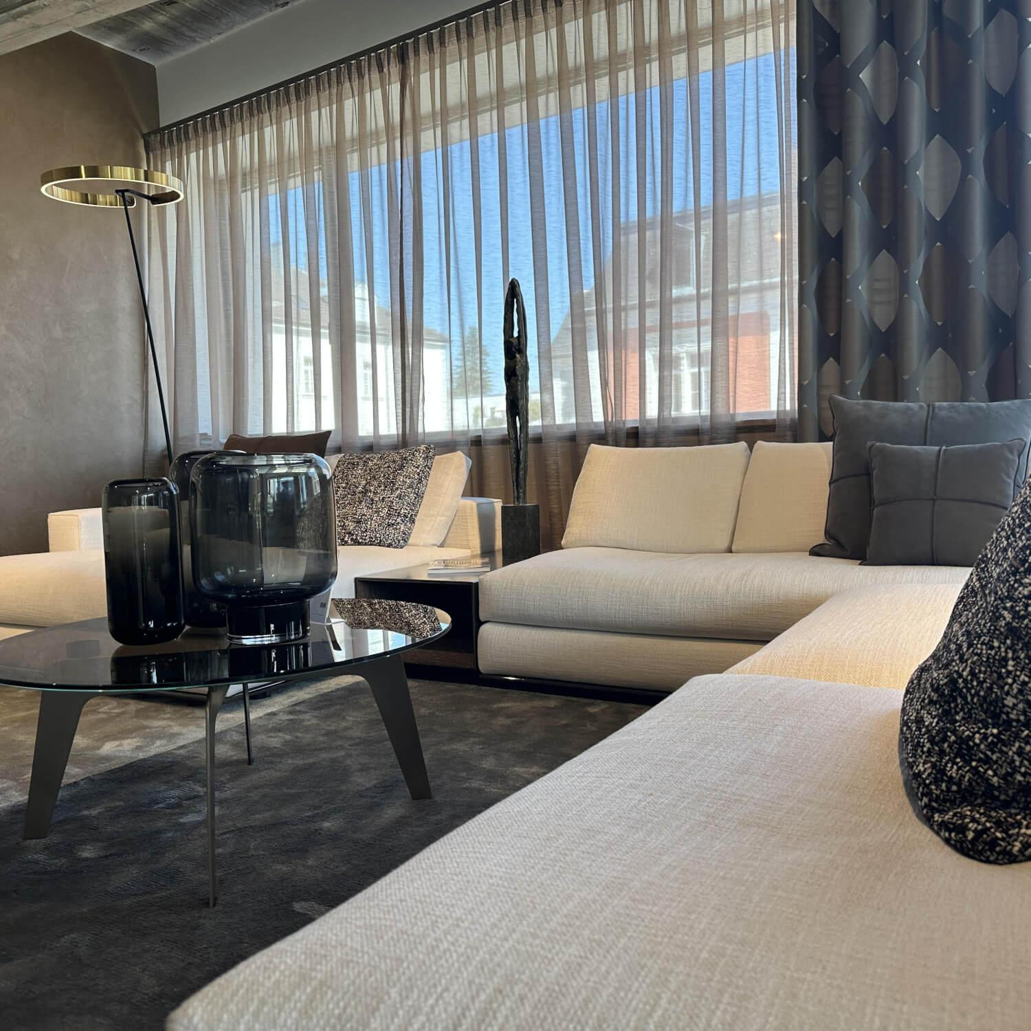 Minotti - Sofalandschaft Hamilton Stoff Nakano 01 Bianco mit Tischelement Kopfstütze und Kissenset - 10