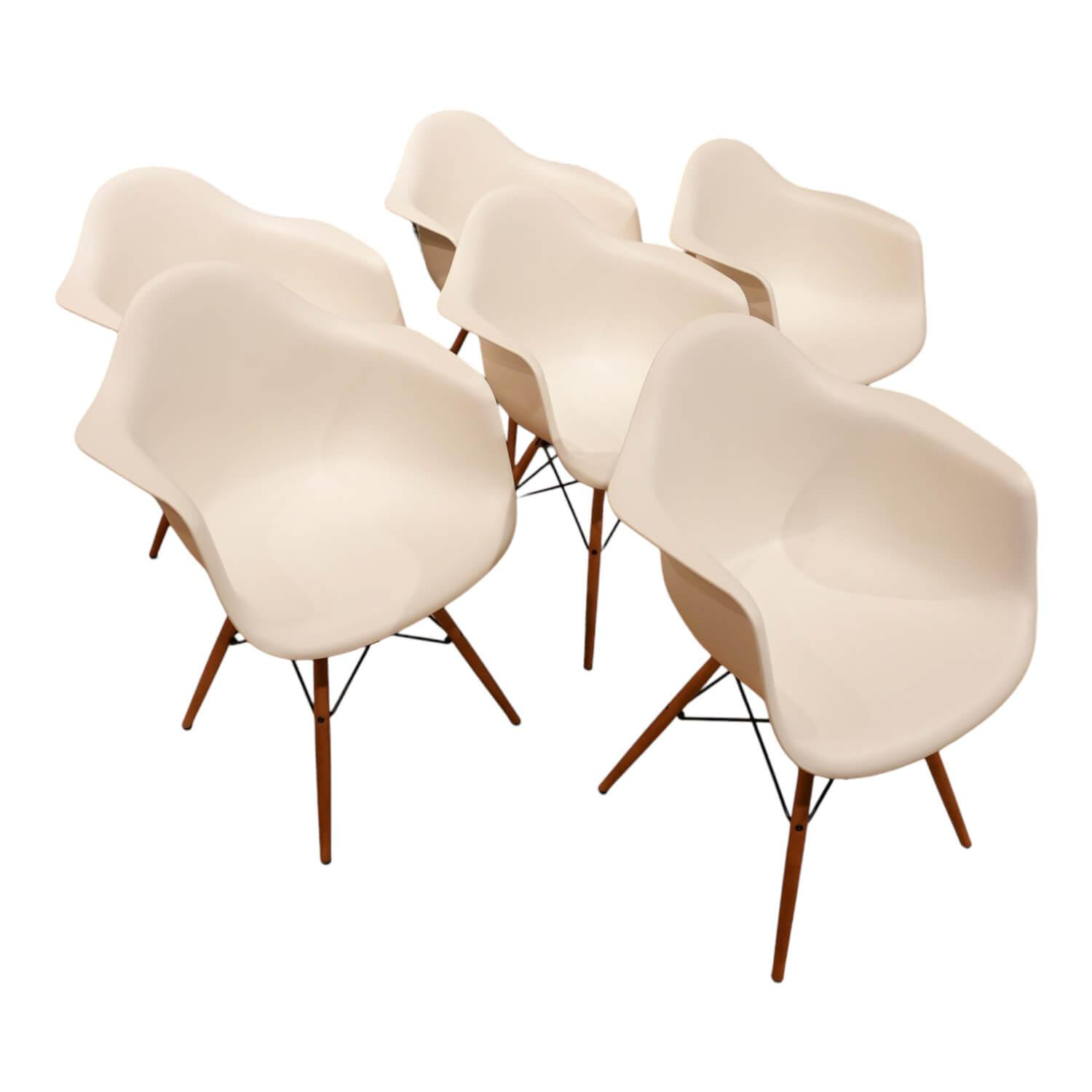 6er Set Stuhl Eames Plastic Armchair DAW Polypropylen Weiß Holzuntergestell Ahorn Gelblich Mit Verstrebungen