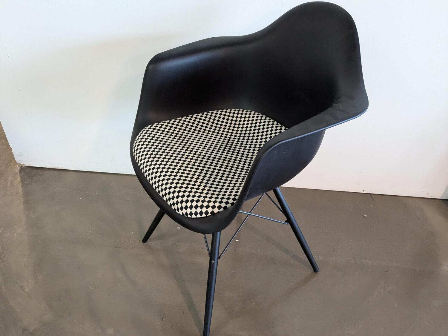 Vitra - Eames Plastic Armchair DAW Sitzfläche Stoff Checker 01 Schwarz Weiß Schale Kunststoff Gestell Massivholz Ahorn Schwarz Lackiert - 4