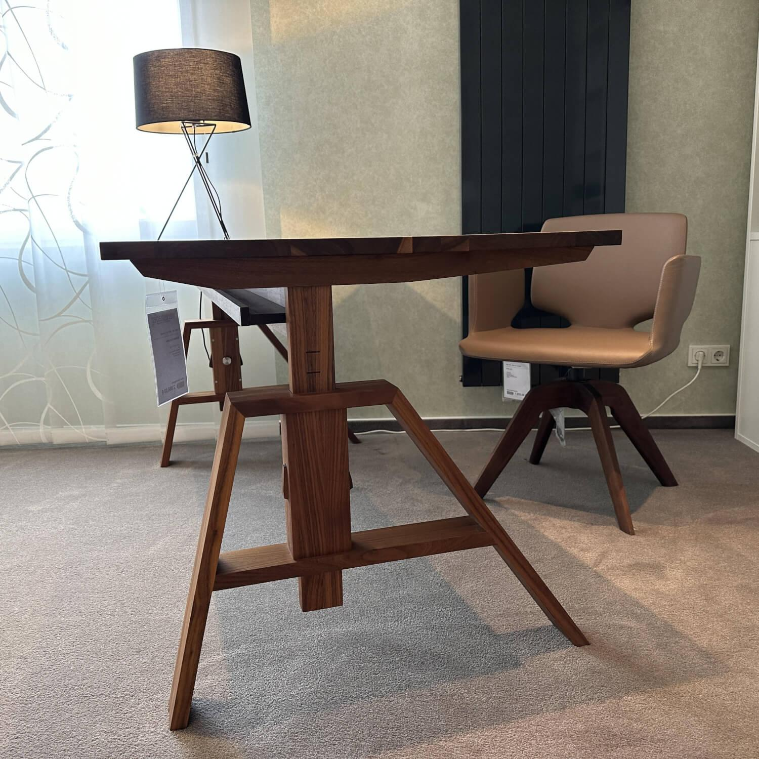 Team 7 - Schreibtisch Atelier Nussbaum Wildsortierung Mit Stuhl Aye Leder 74153 Schlammbraun Drehgestell Nussbaum Naturöl - 2