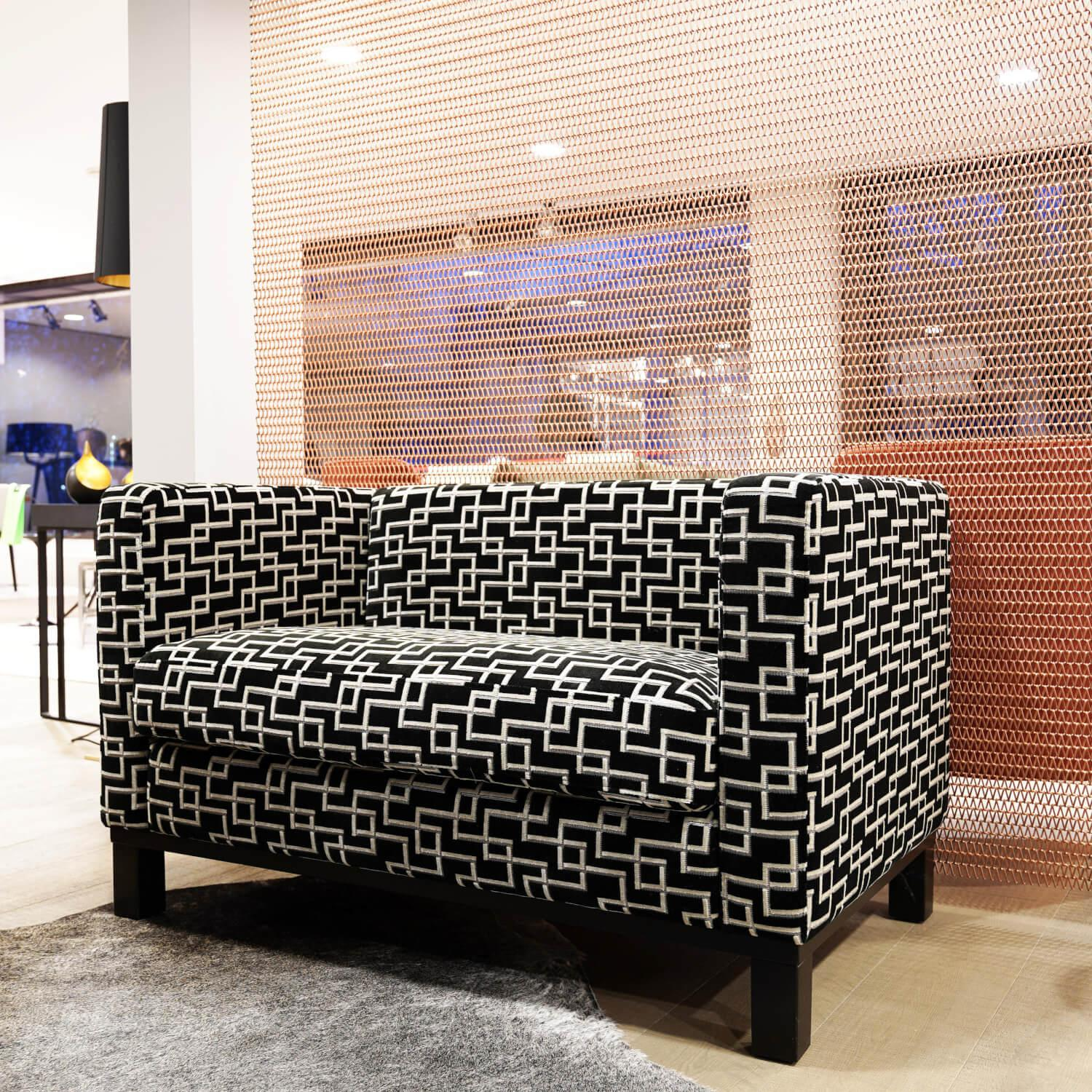 Lambert - Sofa Bella Bezug Stoff 83567 Eileen Schwarz/Grau Rahmen Und Füße Massivholz Schwarz Gebeizt - 2