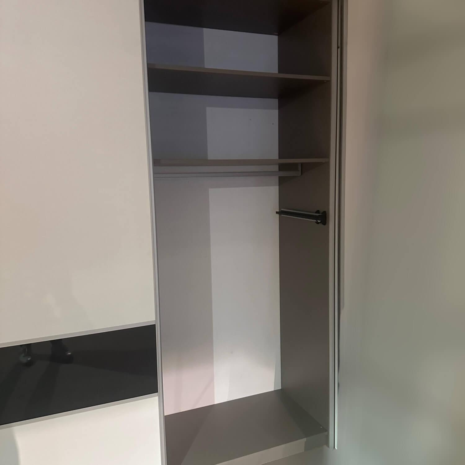 Raumplus - Schiebetürenschrank Front Weiß Matt Strukturiert Korpus Grau Mit Hochwertiger Inneneinteilung - 6