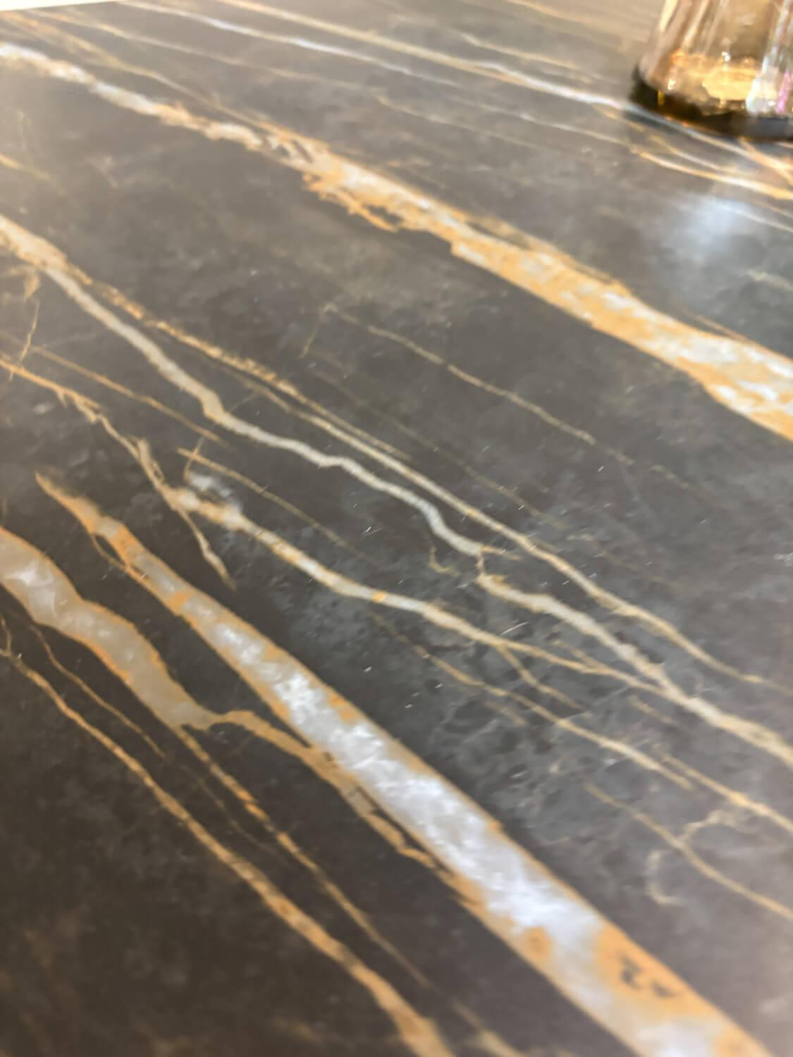 Contur - Couchtisch Atri Platte Keramik Rock Gold Schwarz Grau Gestell Metall Schwarz - 3