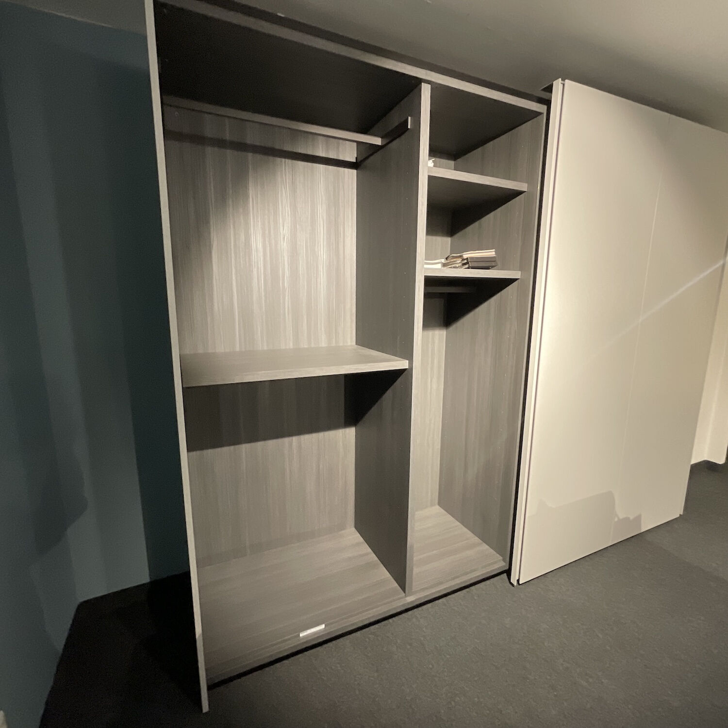 Kettnaker - Kleiderschrank Grip Lack Matt Lichtgrau Innen Eiche Melamin Anthrazit - 2