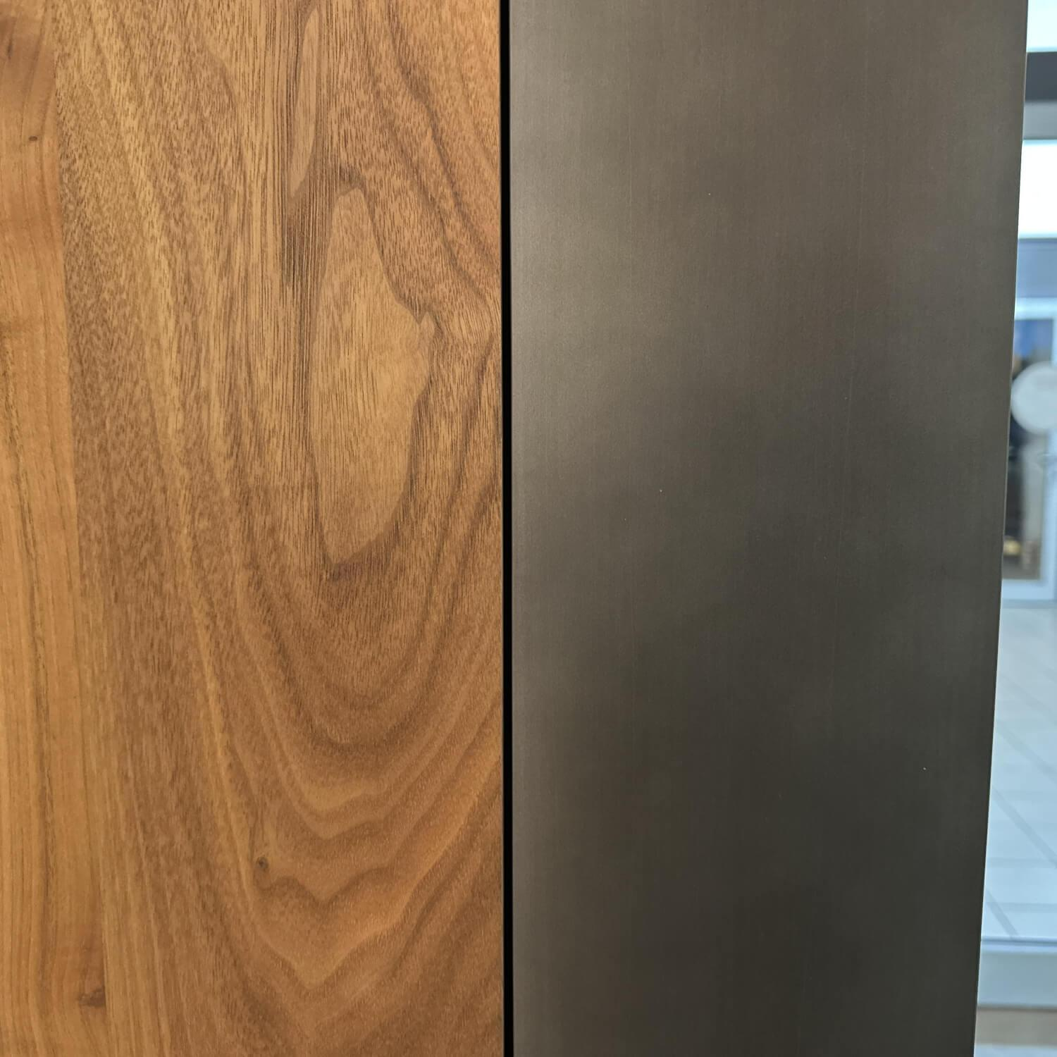 Riva1920 - Weinkofferschrank Cambusa Nussbaum Massiv Front Rauchglas Rahmen Eisen Mit LED Beleuchtung - 2