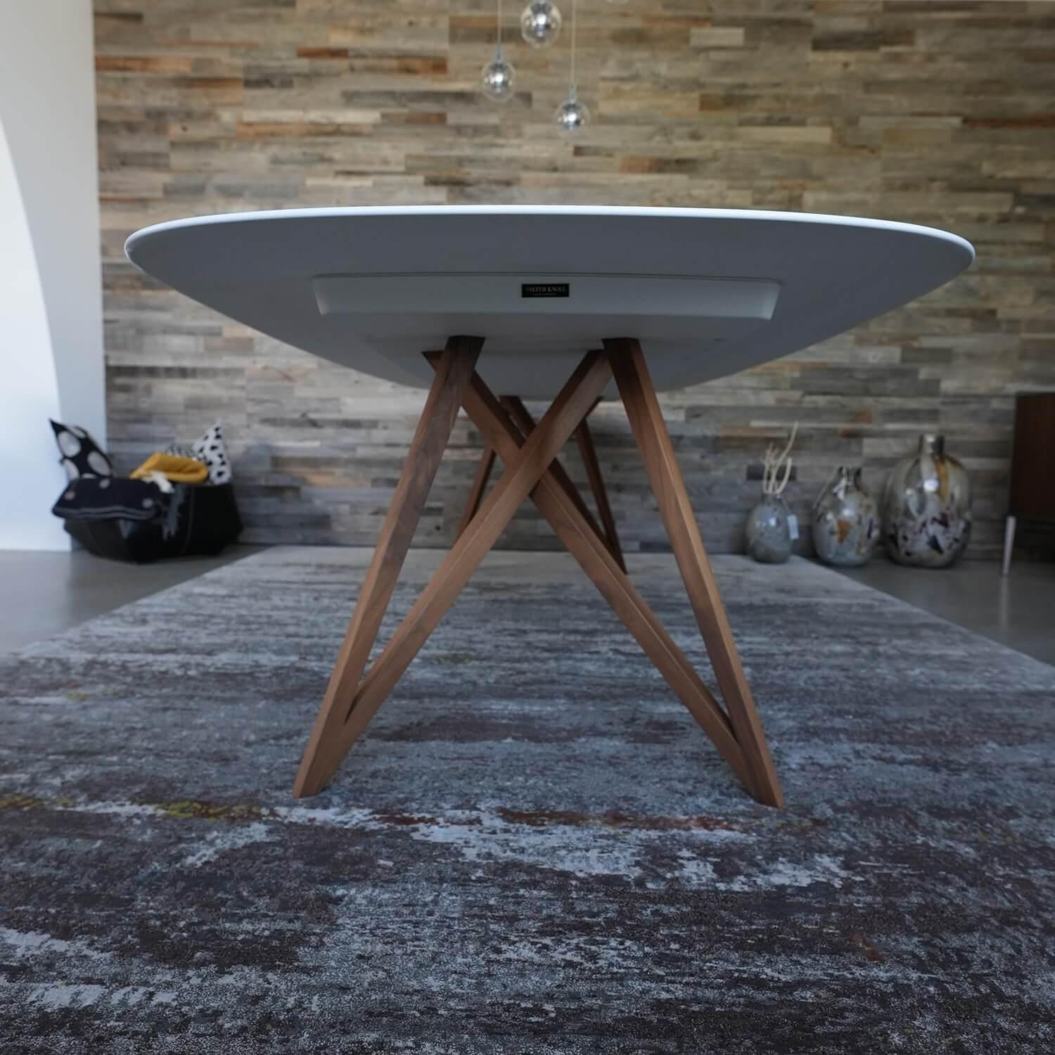 Walter Knoll - Tisch Seito Quarzstein Weiß Gestell Holz Nussbaum Mit Splitanteil Geölt Bootsförmig - 3