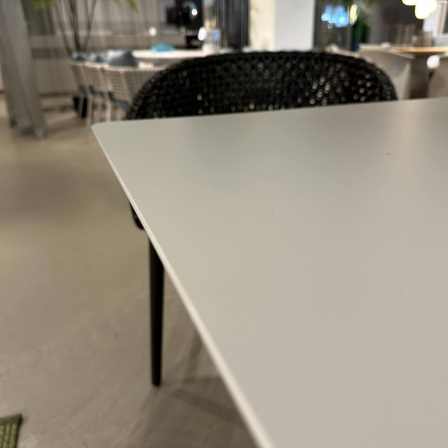 DEDON - Outdoor Tischgruppe Satellite Und Mbrace Platte HPL Gestell Aluminium Lipari Weiß Und Black Pepper Schwarz Mit Sitzkissen - 6