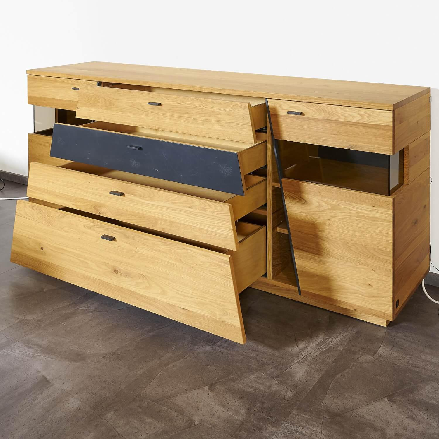 Wohn Concept - Sideboard 2021 Vollholz Wildeiche Furniert Mattlack Beton Griffe Metall Effektlack Matt Grey Grau Glas Parasolglas Braun - 2