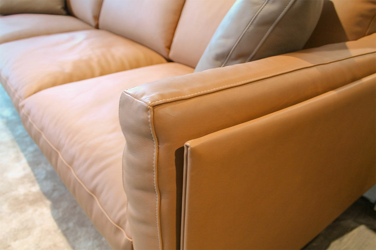 Cassina - Sofa 8 Leder ZZ Tabacco Cognacbraun Gestell PGT Anthrazit mit 2 Daunenkissen - 6