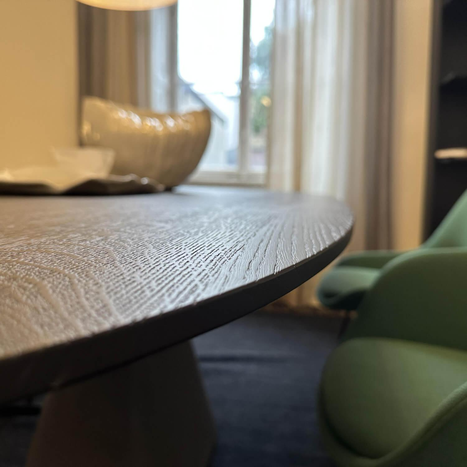 Zoom by Mobimex - Tisch Bridge BRI240El Oval Platte Holz Eiche Gebürstet Kohleschwarz Schwarz Lackiert Gestell Beton Anthrazit - 6