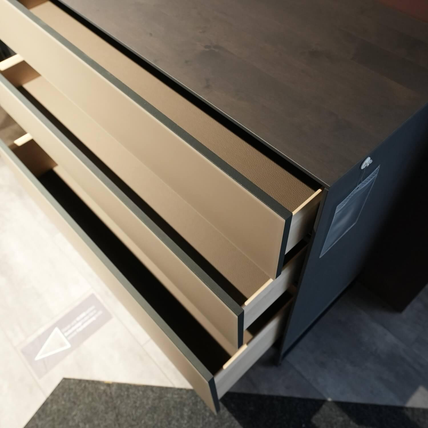 Hartmann - Sideboard Alva Kernbirke Massiv Harmaa Mit Vitrinen Beleuchtung Kufen 3110W 1191 Schwarz - 7