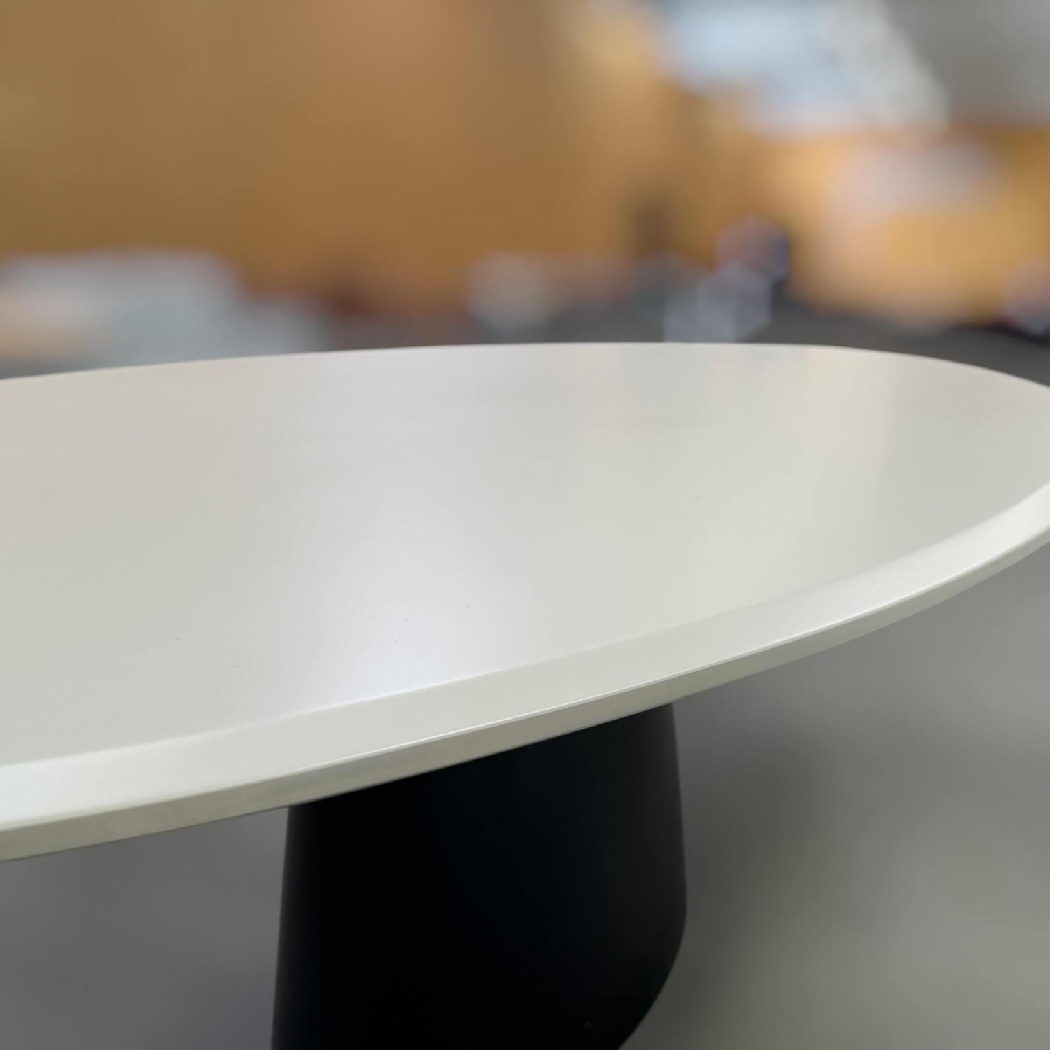 COR - Esstisch Conic Oval Platte MDF Lack NCS S20 05 Y40 Beige Gestell Mineralstein Schwarz Lackiert - 4