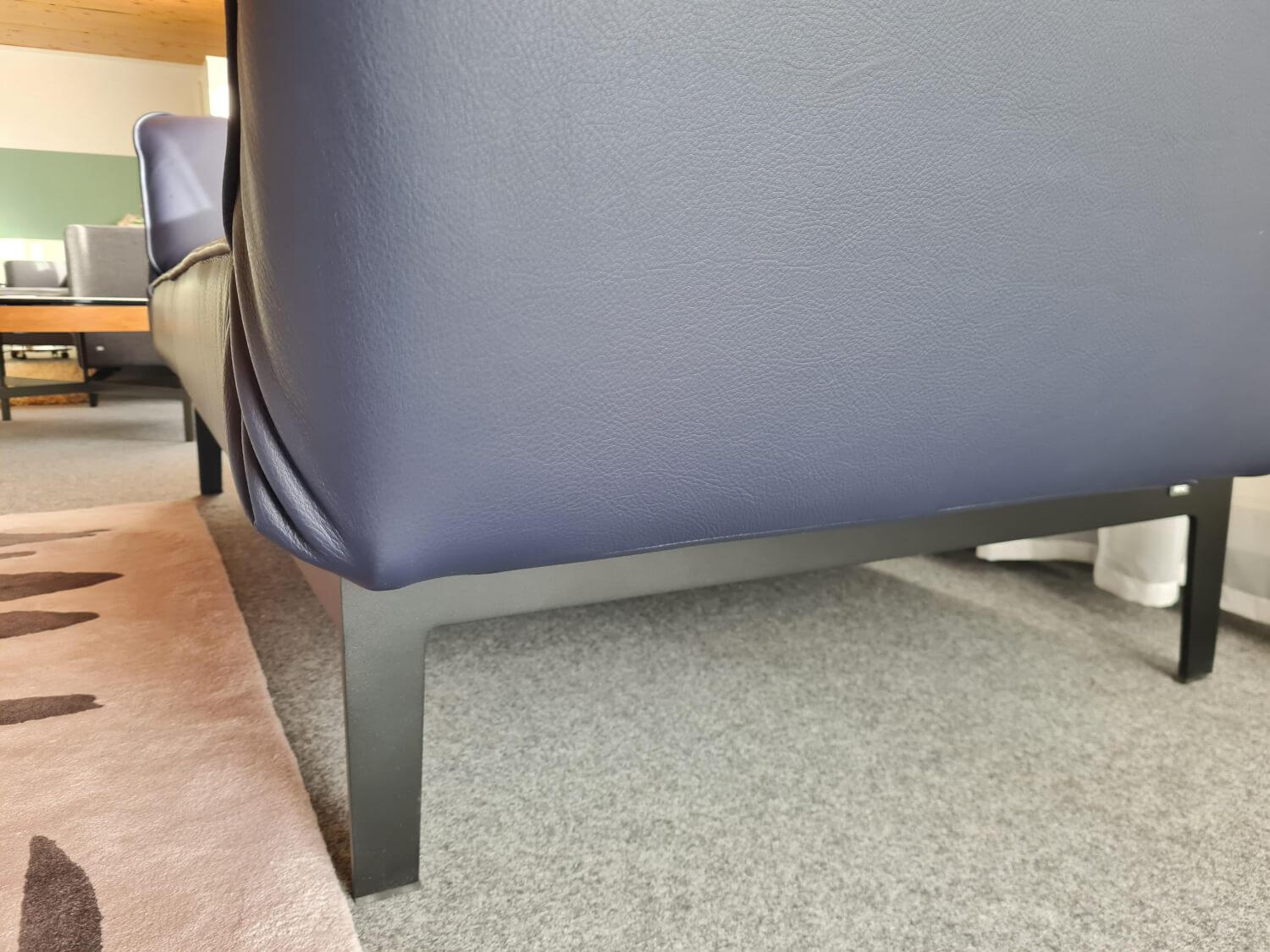 Sofa Mera 2-Sitzer Nappaleder Leicht Pigmentiert 109 Verkehrsschwarz Mit Verstellbarer Lehne Und Klappbaren Fuß- und Kopfteil