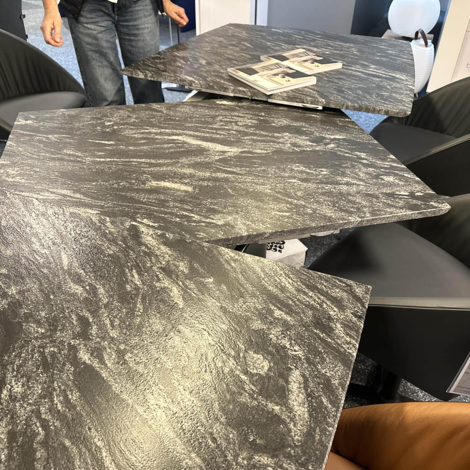 Draenert - Esstisch Adler 1224 Platte Gneis Silver Paradiso Grau Geledert Sockel Edelstahl Matt Geschliffen Ohne Rollen - 3