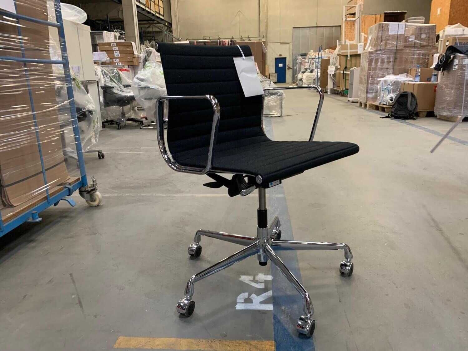 Bürostuhl Aluminium Chair EA 117 Stoff Hopsak Nero auf Rollen