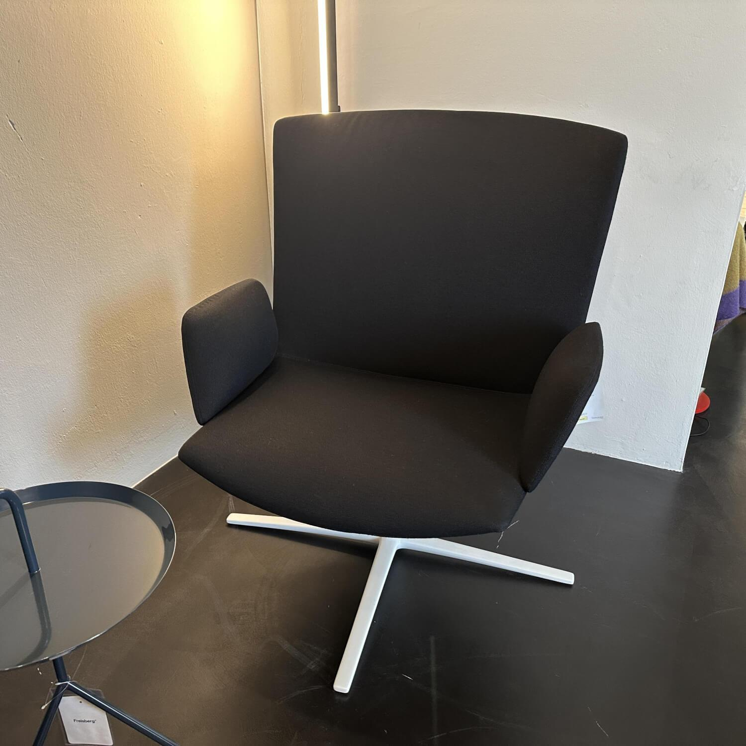 Desalto - Armlehnsessel Calum Comfort Stoff Kvadrat Messenger T98 Nero Schwarz Gestell Metall B62 Weiß Matt - 5