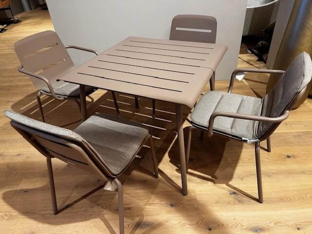 Weishäupl - 4er-Set Stuhl Aluminium Marone Beige mit Tisch Vapio - 4