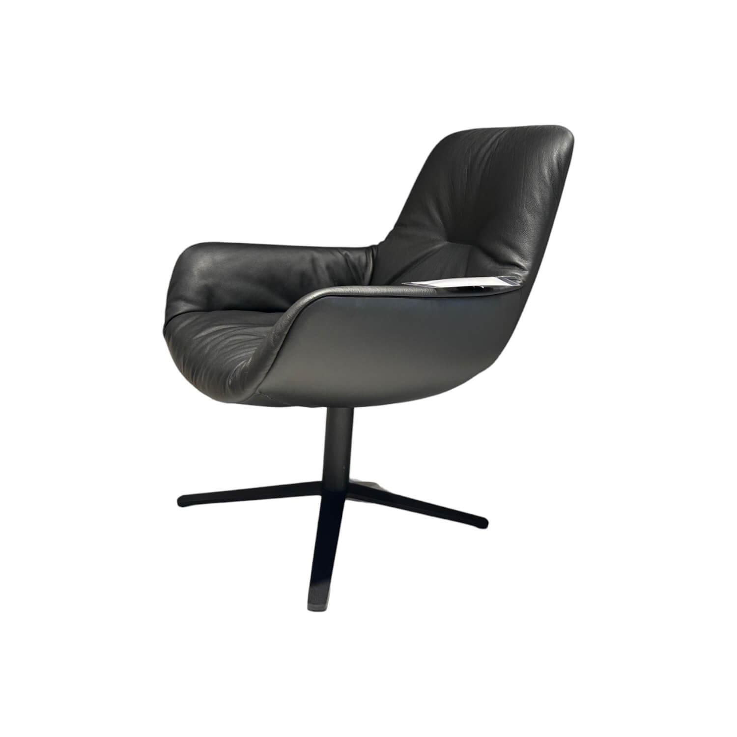 Freifrau - Lounge Chair Leya Cocktail Leder Sahara Ebony 60009 Schwarz Fuß Kreuzgestell Feinstruktur Matt Tiefschwarz Schwarz - 1