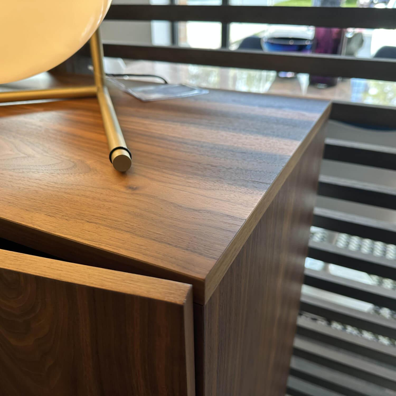 Pastoe - Sideboard Frame Roger Nussbaum Furniert Gestell und Griffe Metall Schwarz Lackiert Böden Schwarz - 2