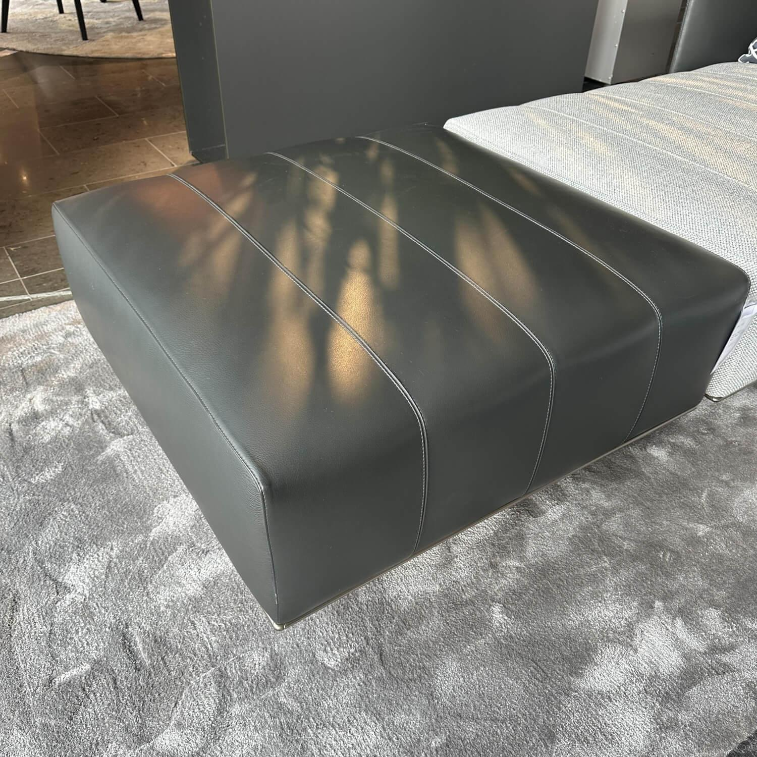 Minotti - Ecksofa Freeman Duvet T Wing Stoff Milennium 05 Ghiaccio Grau Inklusive Kopfstütze Und Hocker Freemann Pelle Aspen Stone Grey - 8
