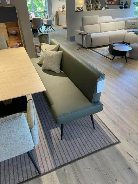 K+W - Essgruppe Vari Tisch Asteiche Furniert Bianco mit 4 Stühle Leder Bronco Zypresse Grün 1 Bank - 3