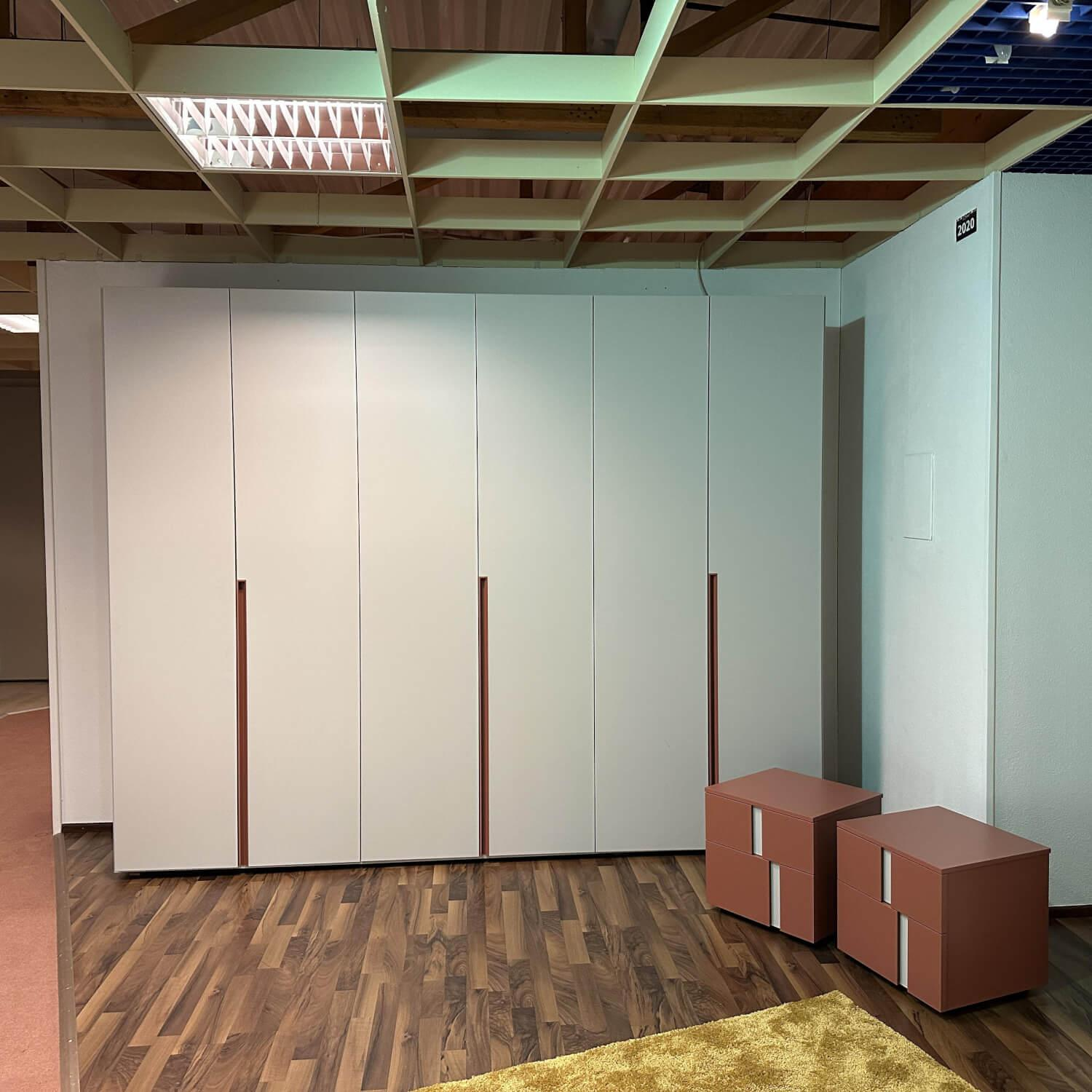 Tomasella - Drehtürenschrank Contur Loretto Tür Lack Doris OC 173 Ghiaccio Grau Weiß Mit Nachtkästchen Athena Lack Rubino Rot Braun - 10