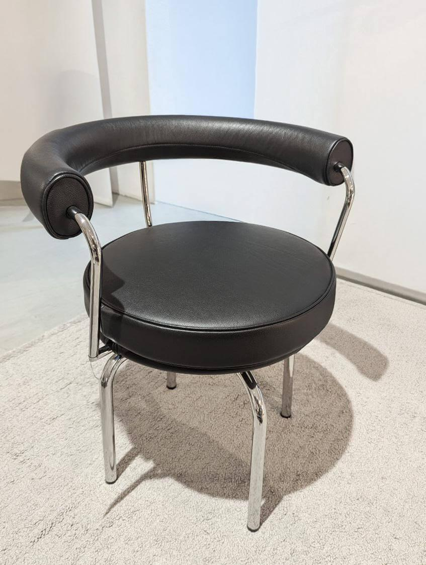 Cassina - Drehsessel 7 Fauteuil Tournant Leder Schwarz Gestell Stahl Füße Kunststoff Schwarz Lackiert - 3