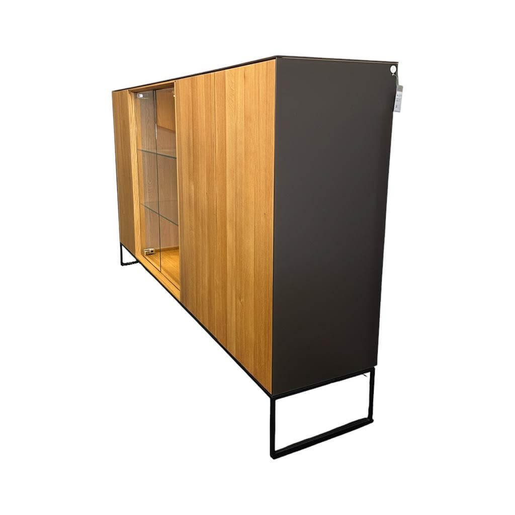 Team 7 - Anrichte Cubus Pure Eiche Naturöl Farbglas Dunkelbraun Metallgestell Schwarz Mit Beleuchtung - 1