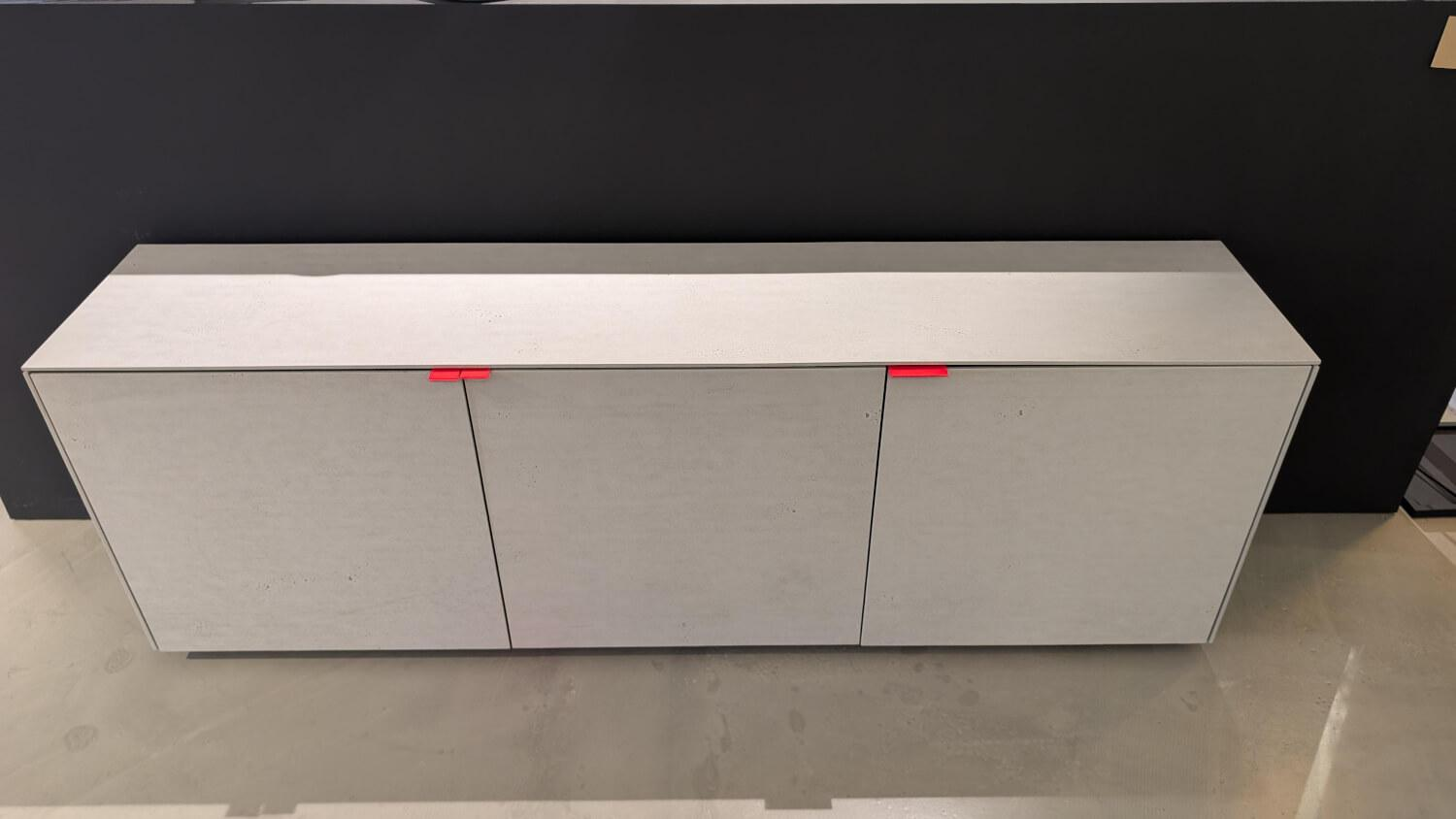 Kettnaker - Sideboard Soma Linoleum Betonoptik Griffe Neonrot Mit Glas Fachböden - 2