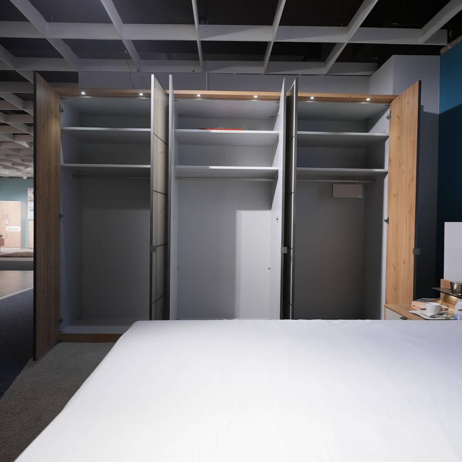Wiemann - Schlafzimmer Capri Nachbildung Eiche Bianco Glas Und Kunstleder Champagner Creme Ohne Matratze Und Lattenrost - 3