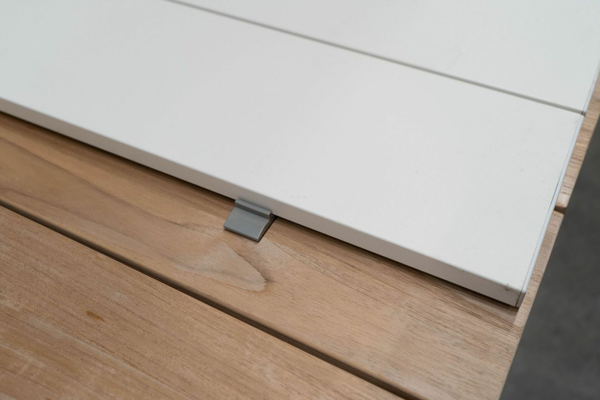 Kristalia - Esstisch Maki Slatted Platte Holz Teak Mit Einlegeplatten Aluminium Lackiert Weiß Gestell Aluminium Lackiert Weiß - 6