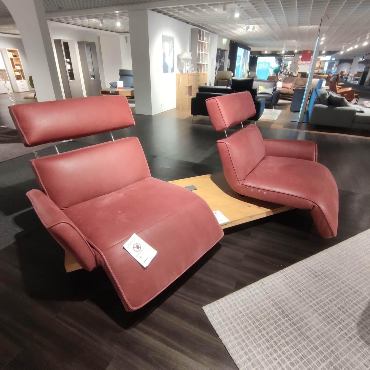 Sofa 2-Sitzer Leder D Vevet Rubin Rot auf Holzplateau Metallkufe
