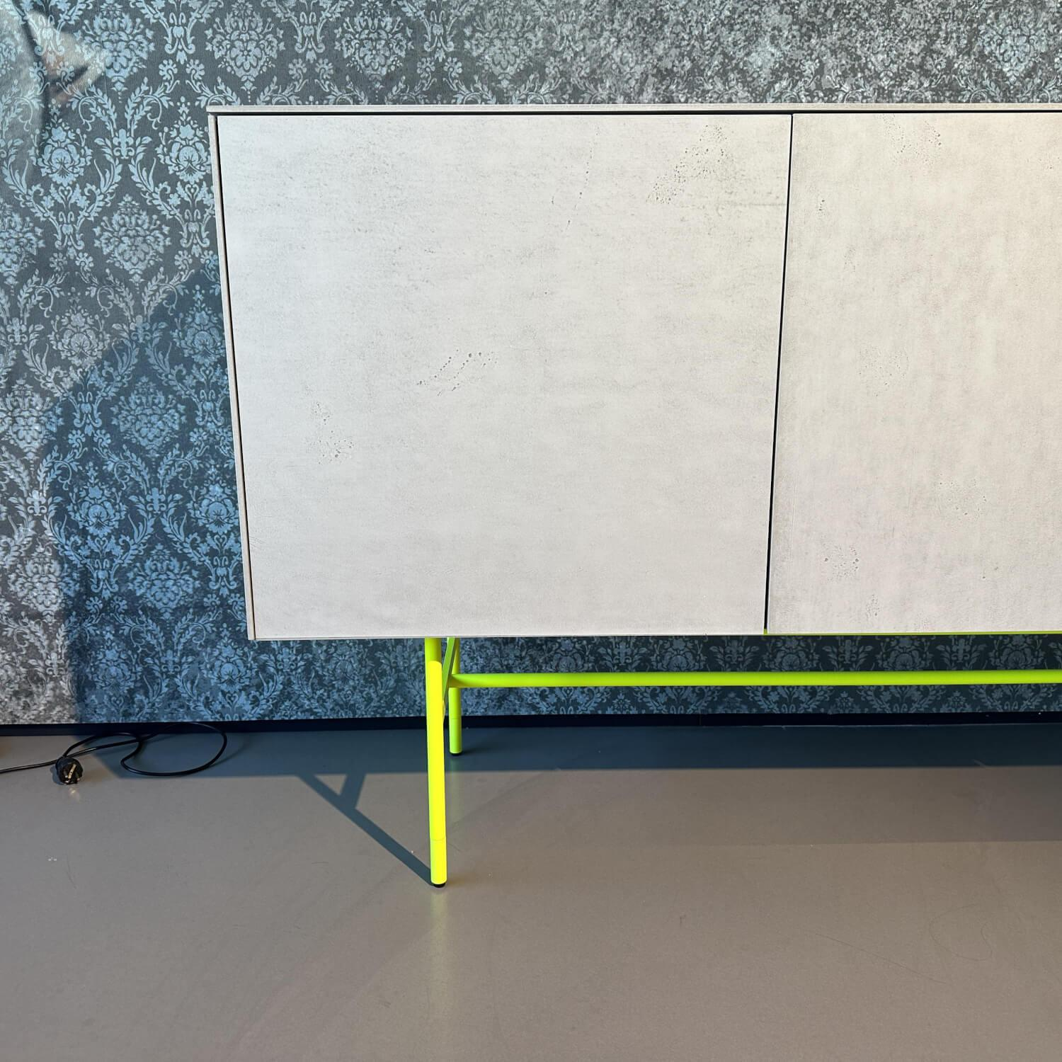 Kettnaker - Sideboard Soma Beton Optik Grau Gestell Rundrohr Leuchtgelb Gelb Grün - 2