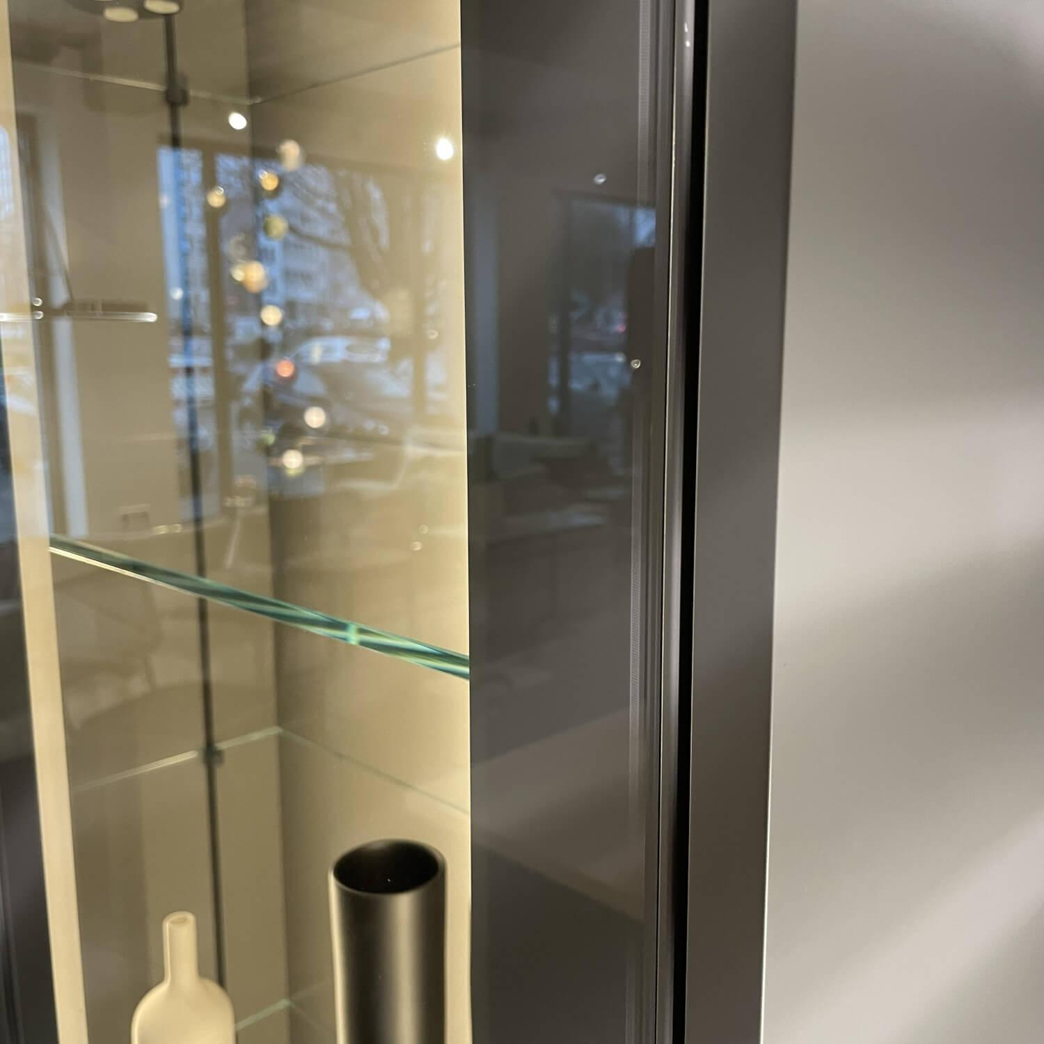 Interlübke - Kleiderschrank Garderobe Collect Korpus Mattlack Flintgrau Paneele Eiche Natur mkit Beleuchtung Schrankelemente Glas Drehtüren Glaseinlegeböden Garderobenelement mit Spiegel - 9
