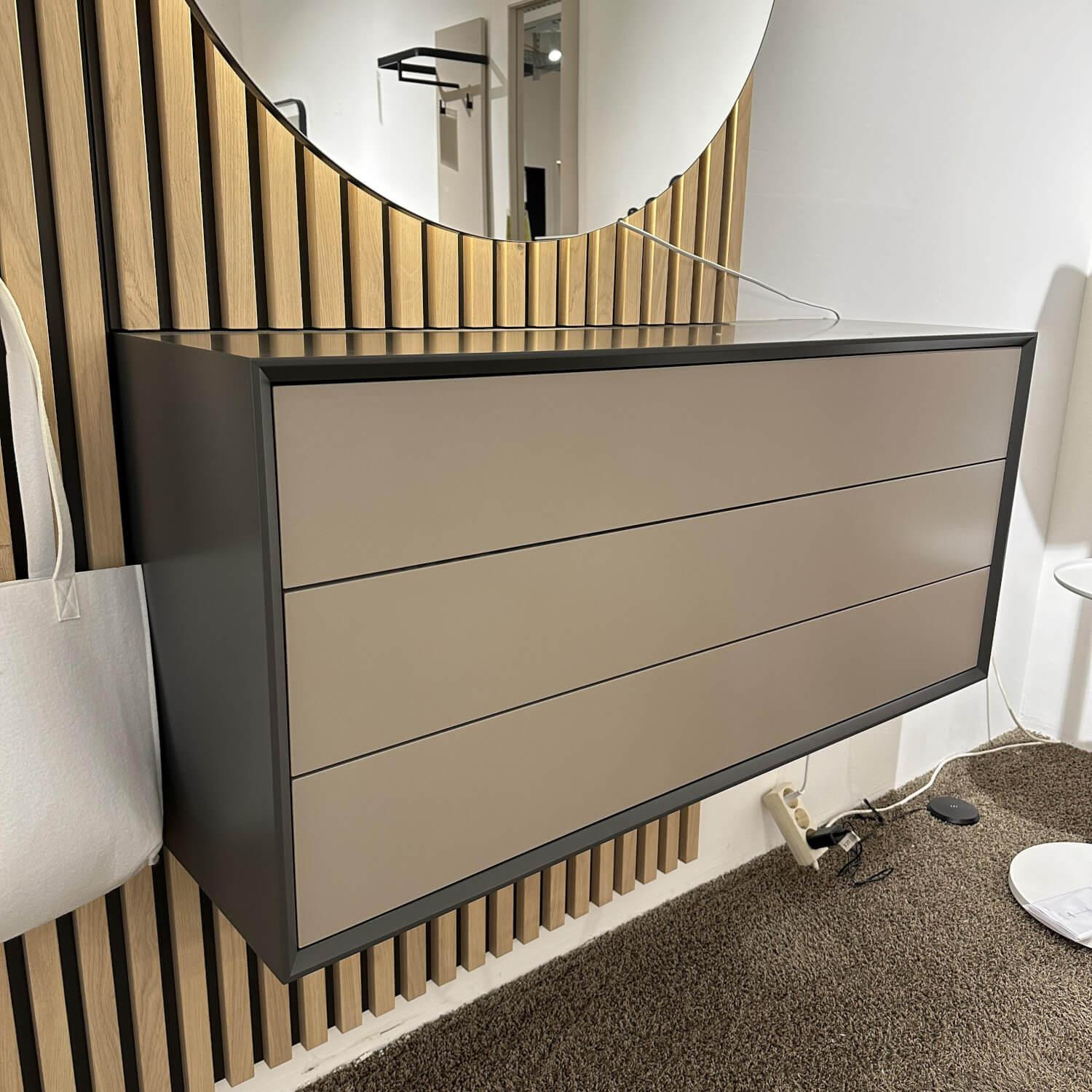 Sudbrock - Garderobe Diele Modo 19 Lack Quarz 437 Grau Lamellen Eiche Milk Astig 155 Grau Schubkästen Terra 408 Grau Inklusive Spiegel Und LED Beleuchtung Und Trafo - 11