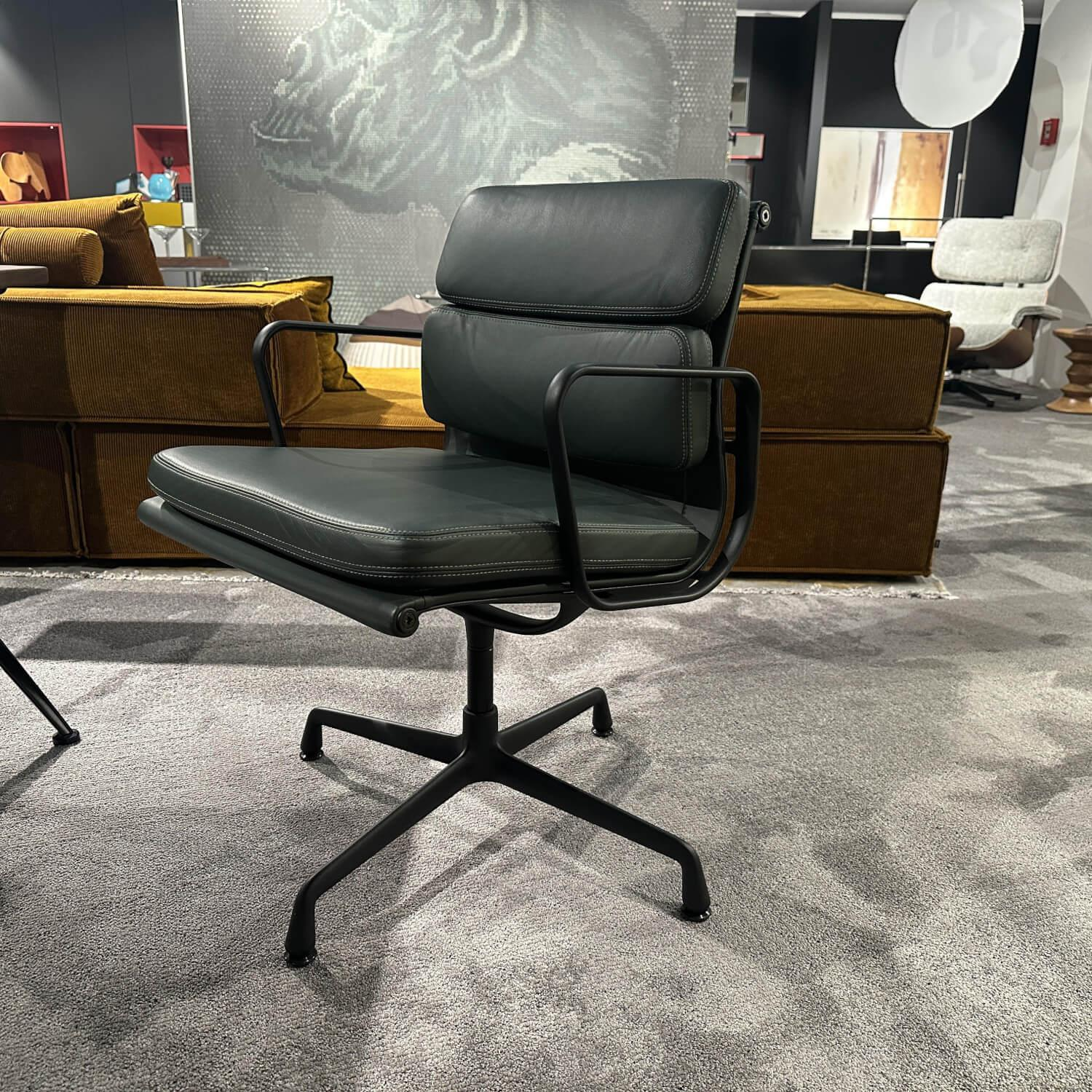 Vitra - Stuhl Soft Pad EA 208 Leder Premium Jade Grün Gestell Klassische Höhe Schwarz - 6