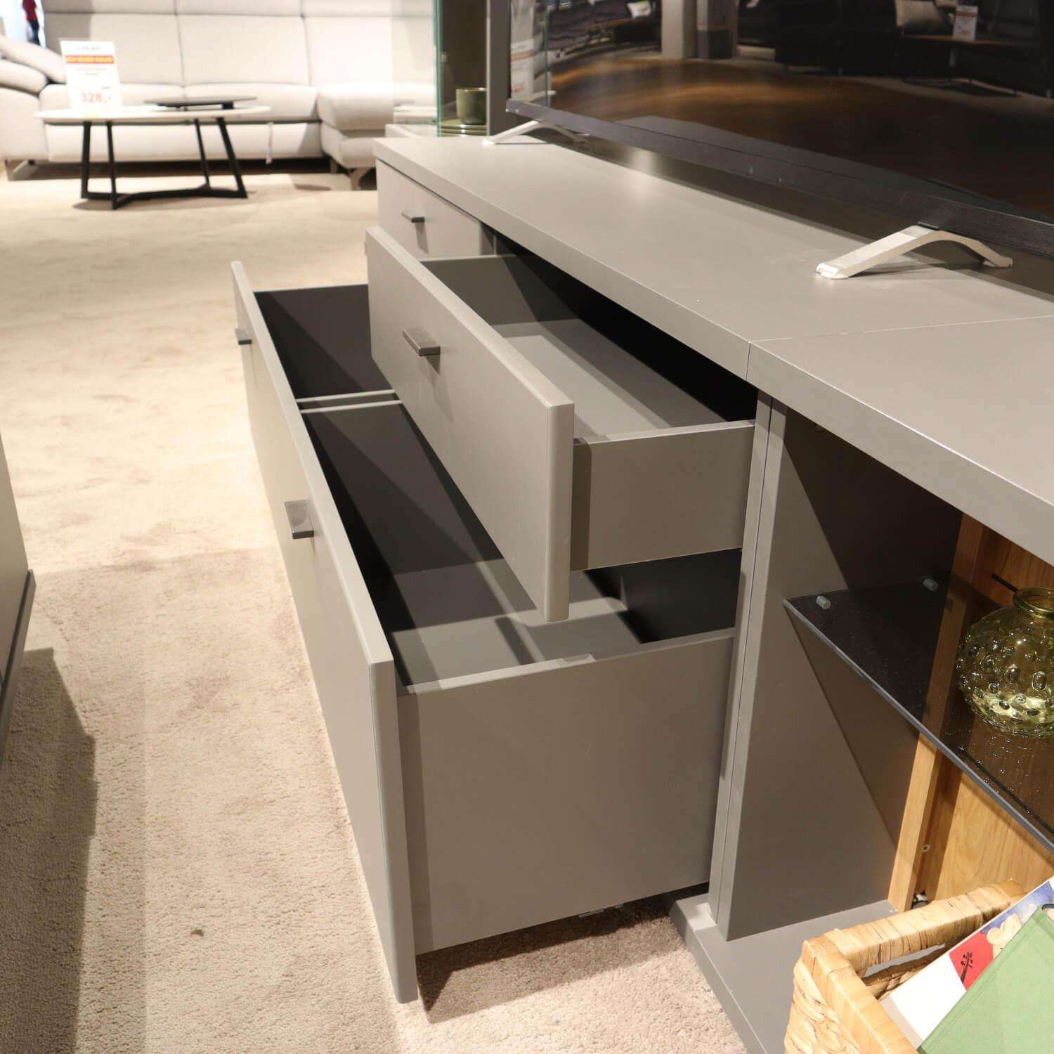 MCA - Wohnwand Caldera Klarglas Grau Wildeiche Gerillt Furniert Geölt Royal Grey Lackiert Metallgriffe Anthrazit - 10