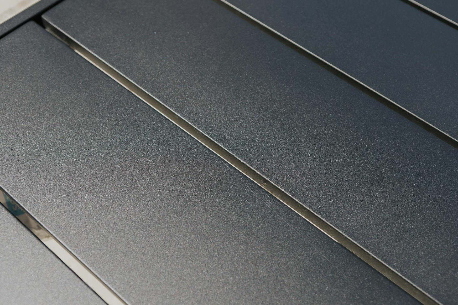 Houe - Tisch Four Platte Lamellen Aluminium Black Schwarz Gestell Metall Black Schwarz Pulverbeschichtet - 3