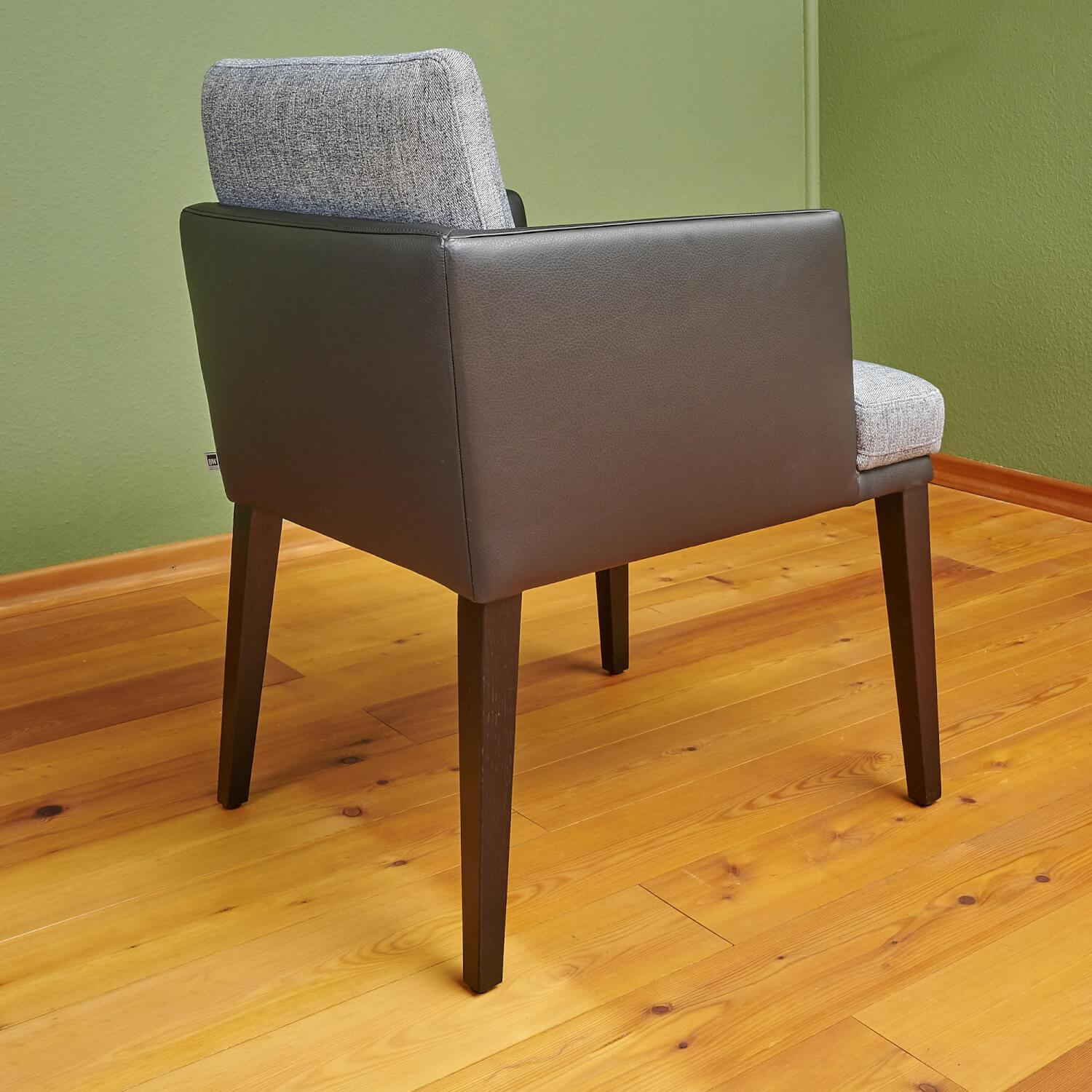 Bielefelder Werkstätten - Stuhl Polo Dining Mit Armlehne Sitz Stoff Noah Grau Rücken Leder Normandie Schwarz Füße Eiche Schwarz Gebeizt - 6