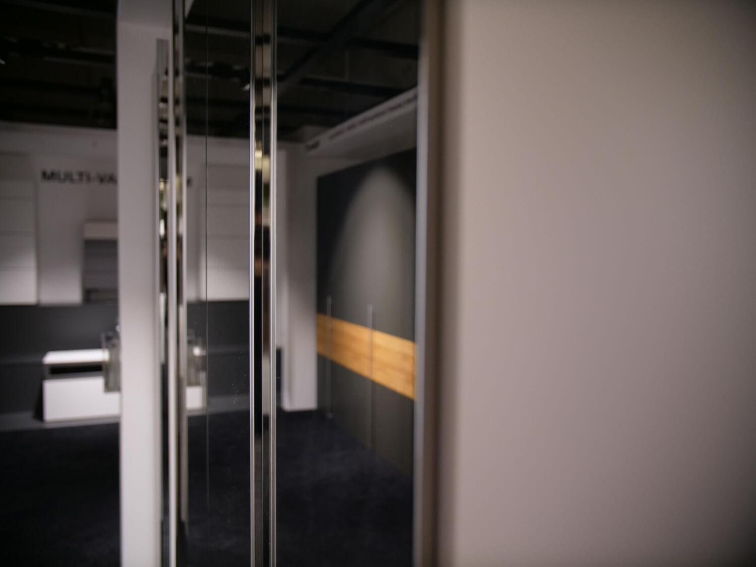 Hülsta - Kleiderschrank Mit Drehtüren Multi Forma II Lack Taupe Griffleiste Chrom Glänzend - 9