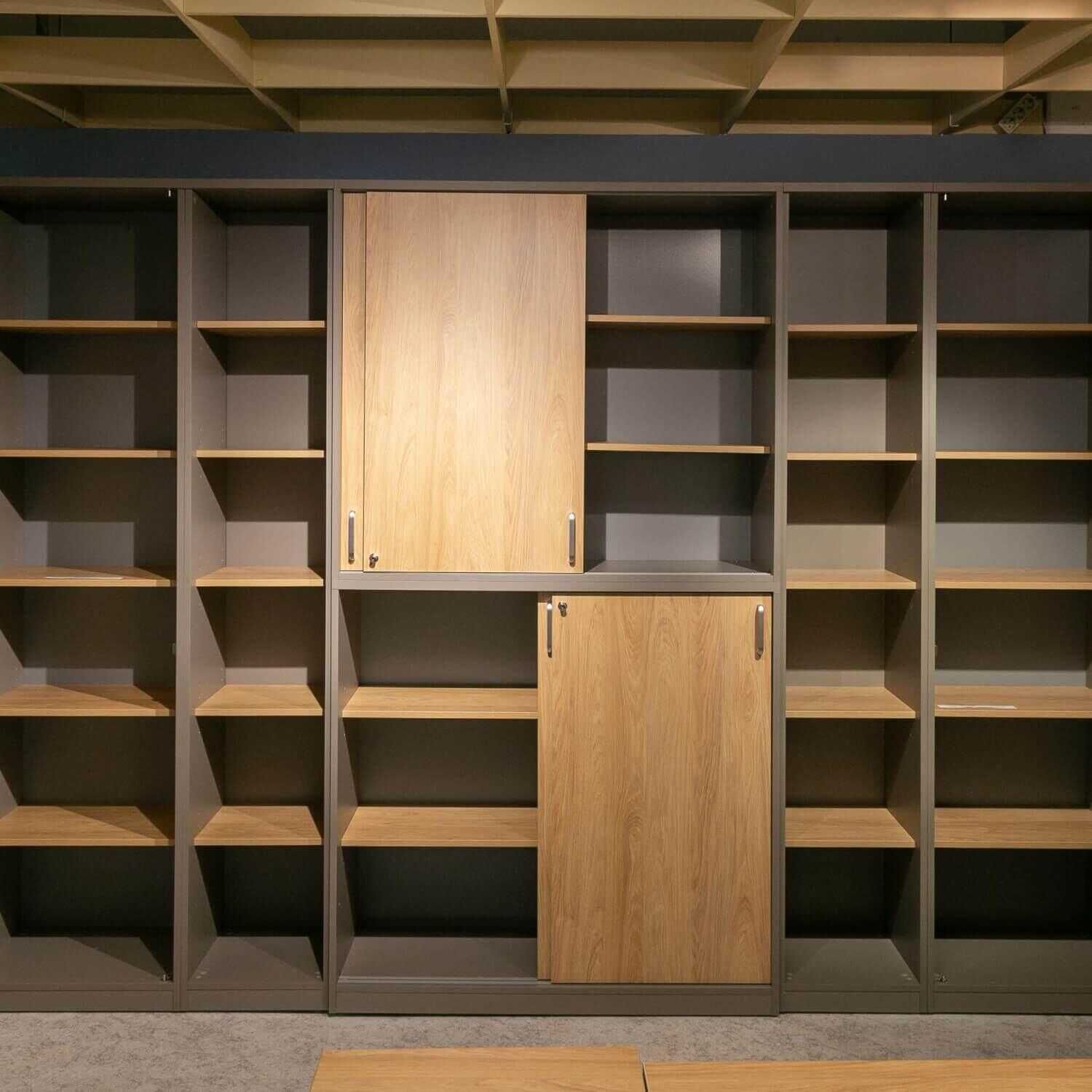 Nowy Styl - Büroschrank E10 Melamin BZ Grey Basalt Regalböden Natural Hickory - 2