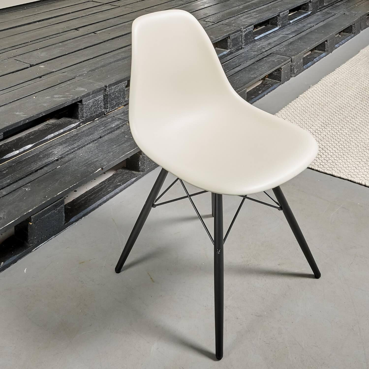2er-Set Eames Plastik Side Chair DSW Sitzschale Kunststoff Kieselstein Gestell Ahorn Schwarz Lackiert