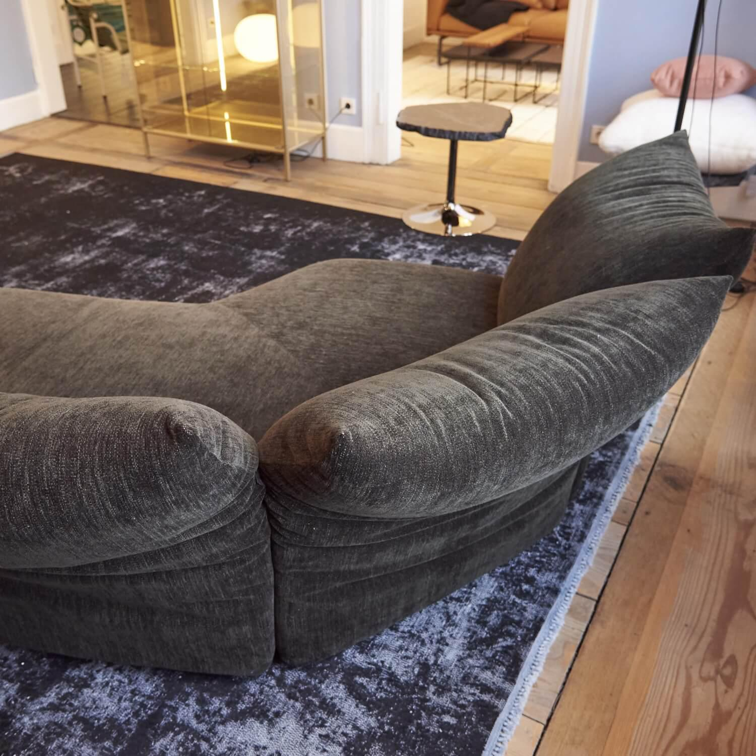Sofa Standard Stoff Cat. S 7050 Schwarz mit flexiblen Armlehn- und Rückenkissen 