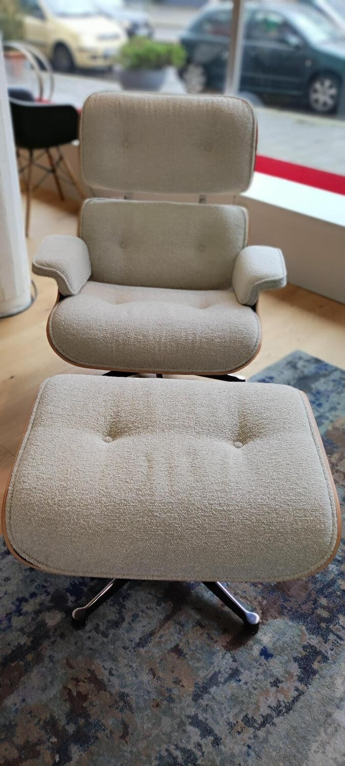 Vitra - Sessel Lounge Chair 11443 Stoff Nubia Creme Sand Beige Schale Nussbaum Schwarz Pigmentiert Untergestell Poliert Seiten Schwarz Mit Hocker - 2