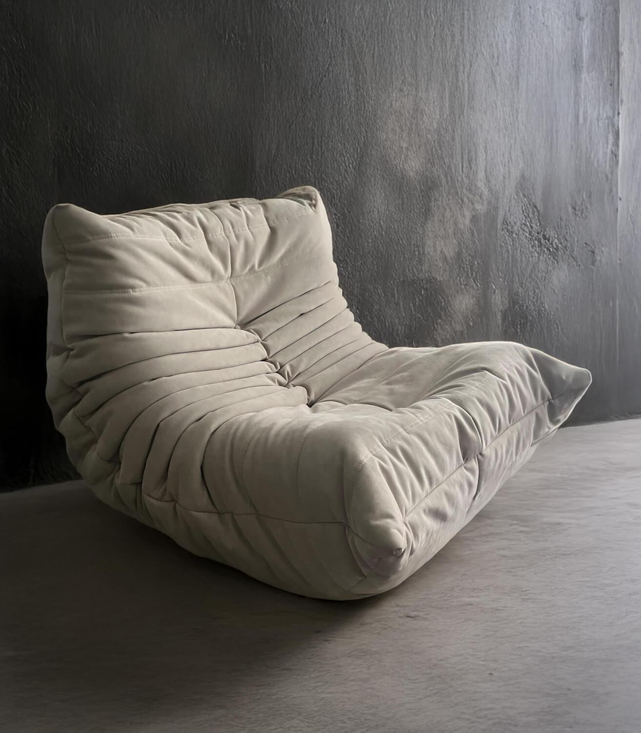 Ligne Roset - Sessel Togo Stoff Alcantara Sea Sand Beige Grau Untergestell Kunststoff Füße Kunststoff Schwarz - 2