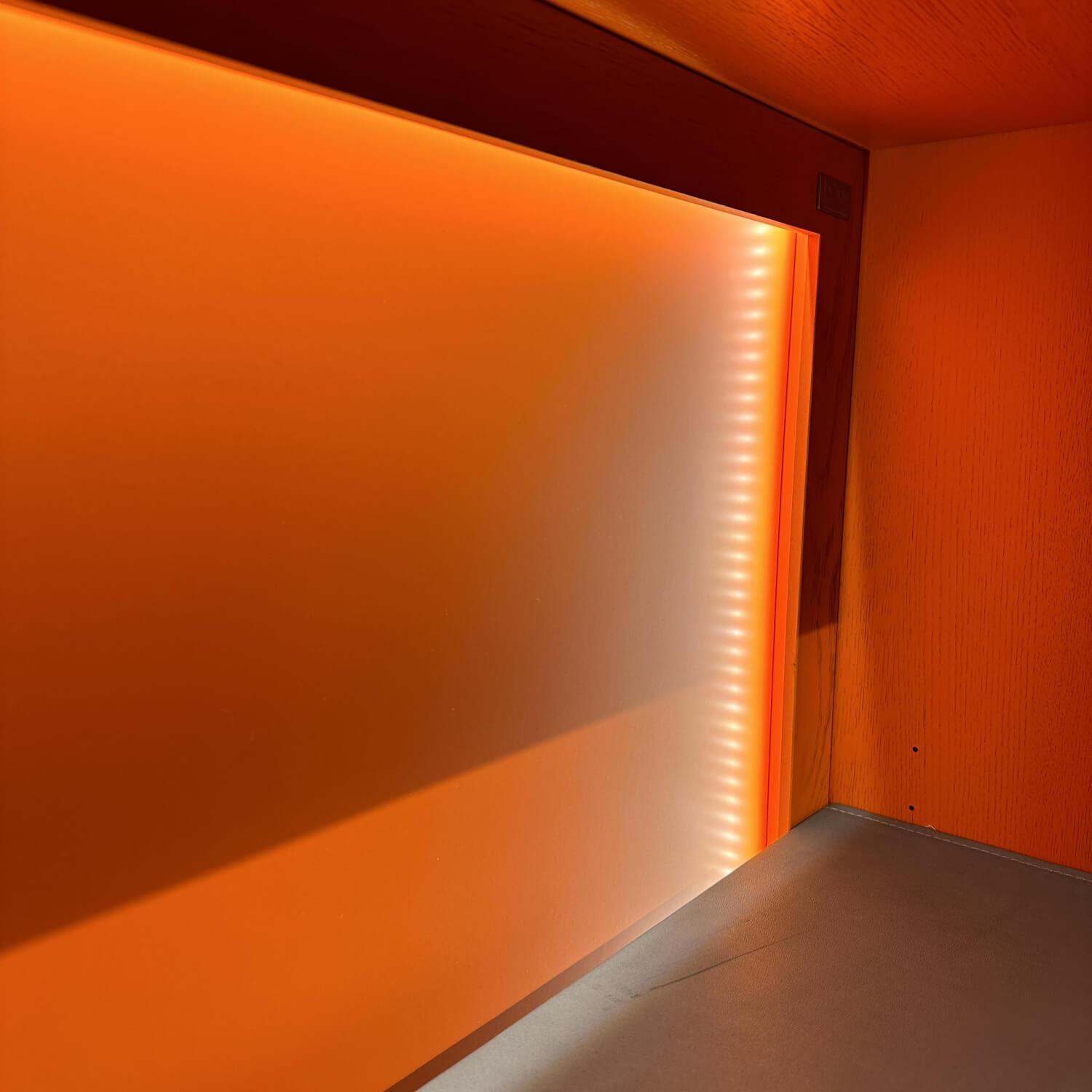 Vitrine Hampton Holz Eiche Pantone Orange Türen Mit Klarglas Inklusive Beleuchtung