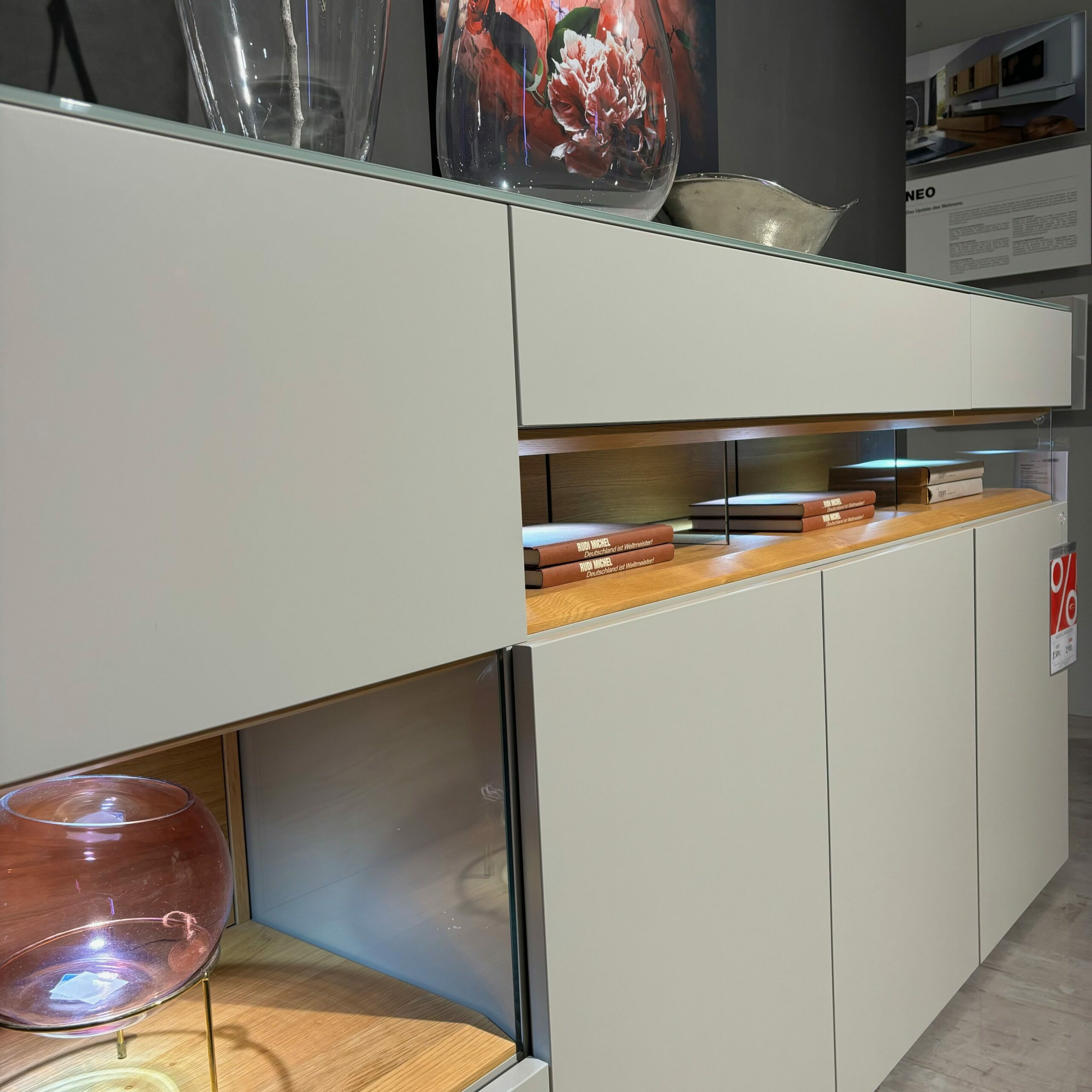 Hülsta - Highboard Neo Korpus Lack Seidengrau Innen Natur Eiche Mit Offenen Glasfächern - 3