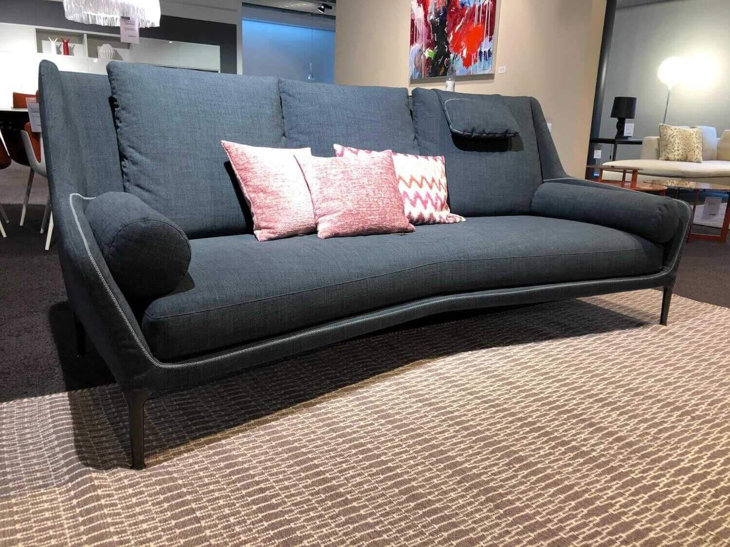 B&B Italia - Sofa Edouard Stoff Aramis Blau Naht Perlgrau Füße Schwarz mit Kopfstütze und 2 Rollerkissen - 1