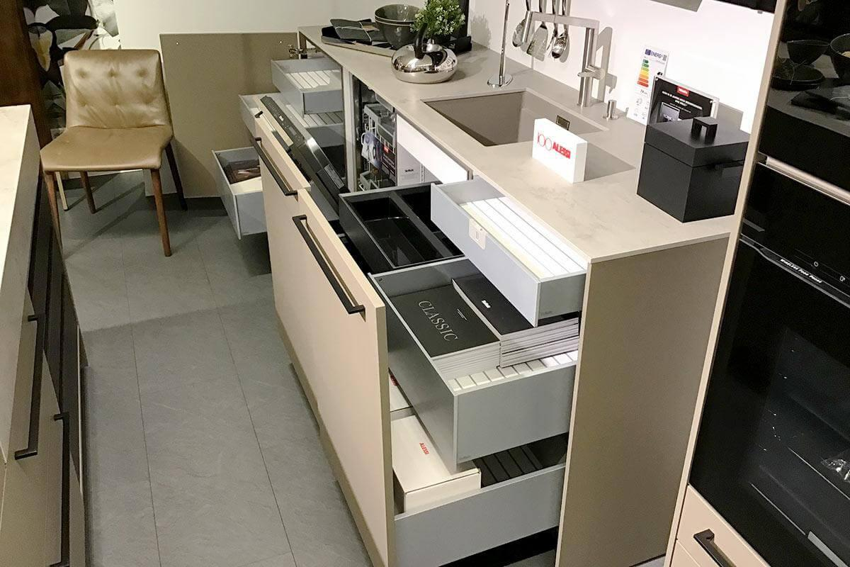 Siematic - Küche Urban SC 45 Front SimiLaque Muskat Samtmatt Beige Grau Absetzung Holzdekor Larix Terra Dunkelbraun Arbeitsplatte Keramik Betonoptik Grau Inklusive Elektrogeräte - 6